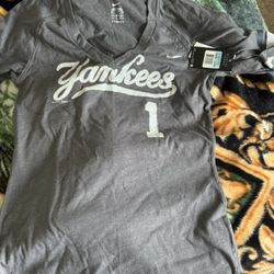 Woman’s Nike Yankees Shirts Size Medium 