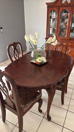 Juego de comedor de 6 sillas con vitrina