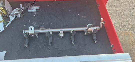 Fuel rail with injectors