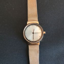 Skagen Freja Rose Gold-Tone Mesh Watch – Elegant & Minimalist – Excellent Condition