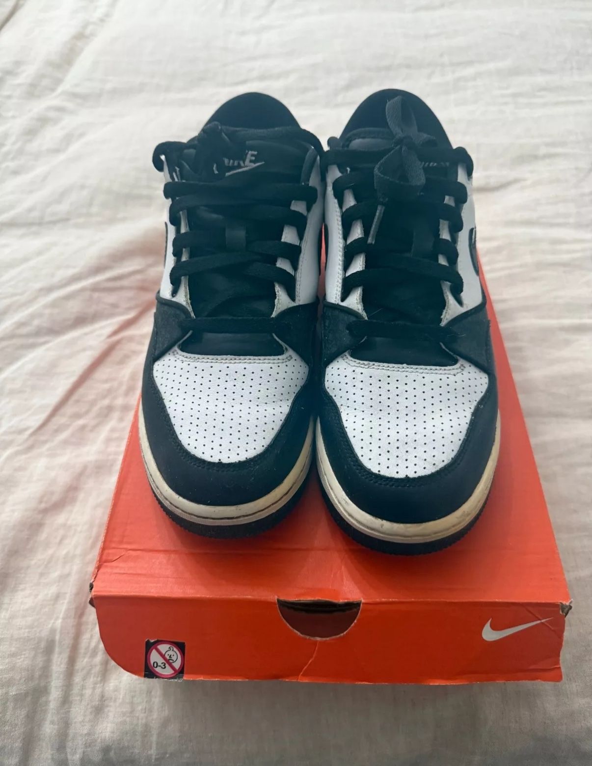 Nike Air Assault Size 9.5 US White & Blk Leather Sneakers