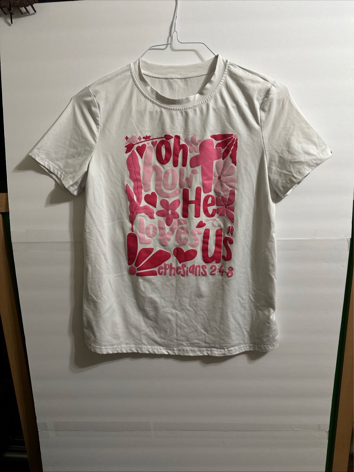 Women white graphic tee size small t shirt very soft and comfortable