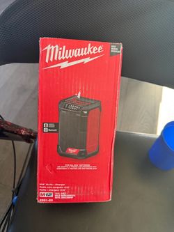 Milwaukee m12 -12 volt Bluetooth am/fm/ jobsite radio new