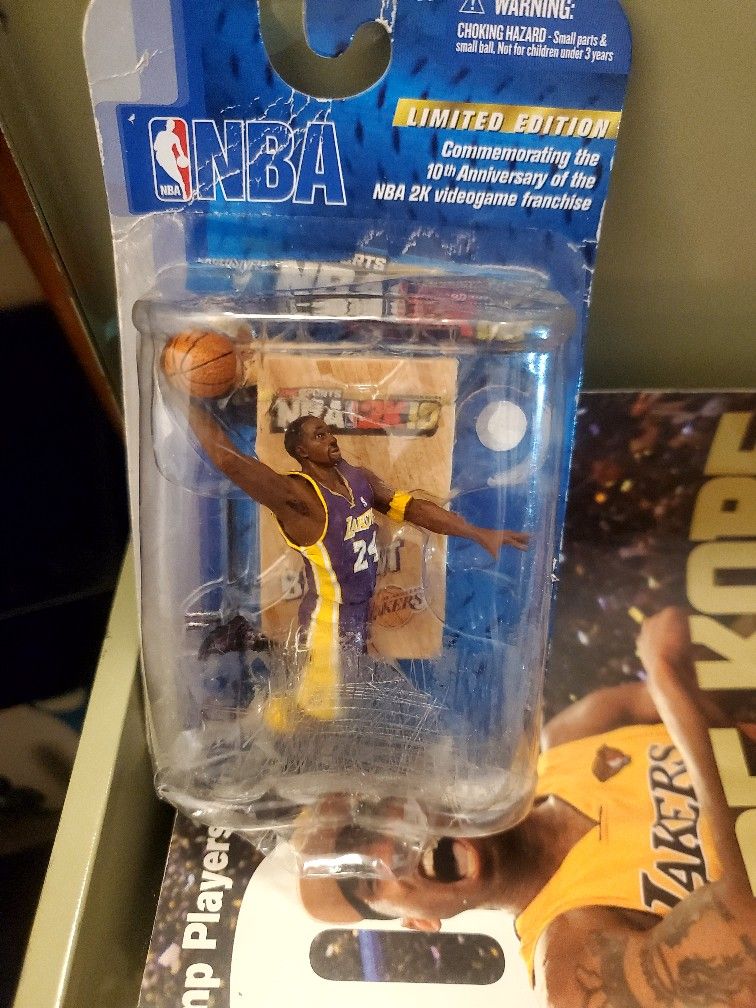 Kobe toy/ magazine