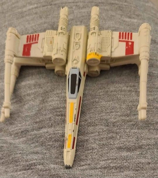 Hot Wheels CGW55 Star Wars Red Three X-Wing Diecast Jedi Starfighter Ship