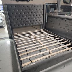 Queen Tufted Platform Bed