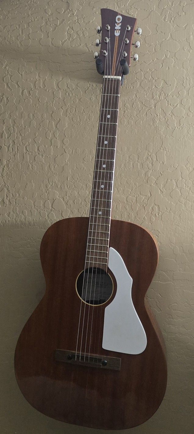 GUITARRA ACOUSTICA ANTIGUA DE ITALIA HECHA EN EL AÑO 1965 ,MARCA EKO ,MODELO EKOTTE 111,$250 