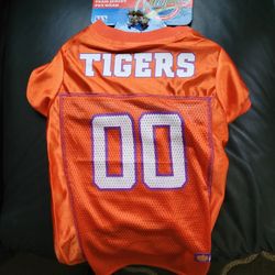 Dog Jersey Clemson... It's A Large 20 To 24 Pounds. 25.00 Cash No Less