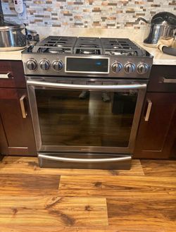 Samsung in Gas Range with 5 Burners in great condition