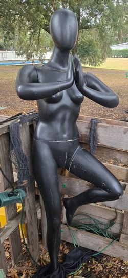 YOGA POSITION MANNEQUIN