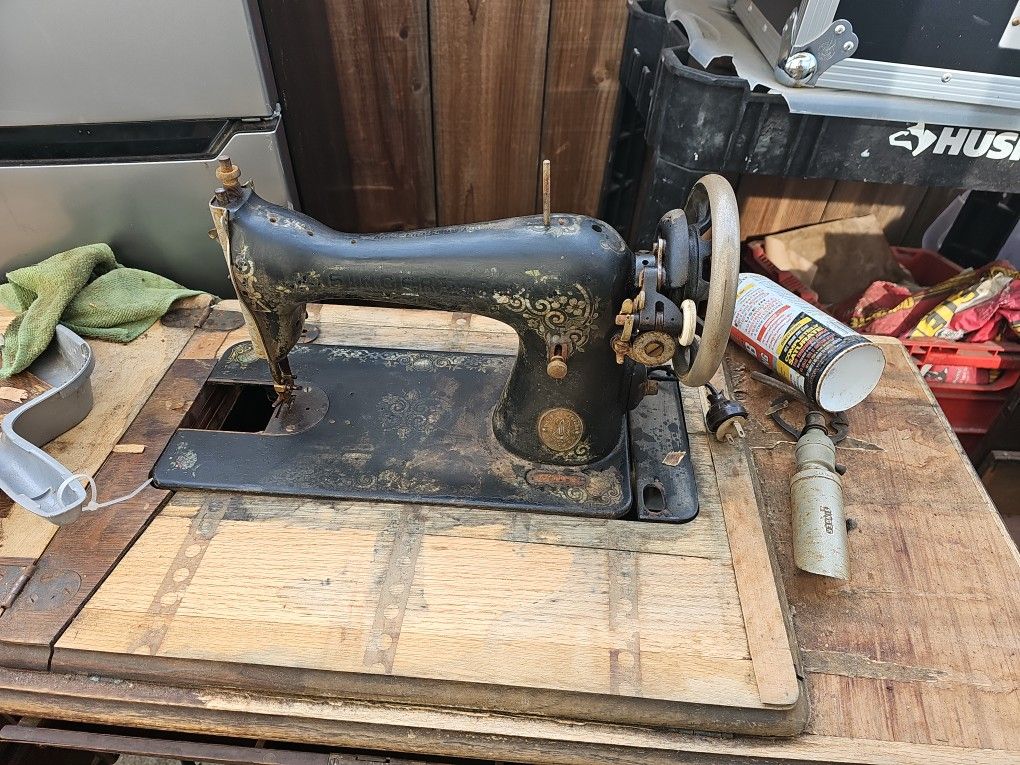 Antique Singer Sowing Machined With Pedal Desk