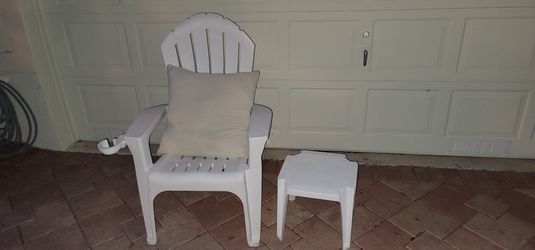 White Adirondack Patio Chair w/ footrest/ side table and accent pillow. Se Habla Español.