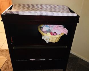 Changing table with 2 Drawers dark brown it’s been use only 8 moths reason of sealing I need a bigger one is in perfect condition