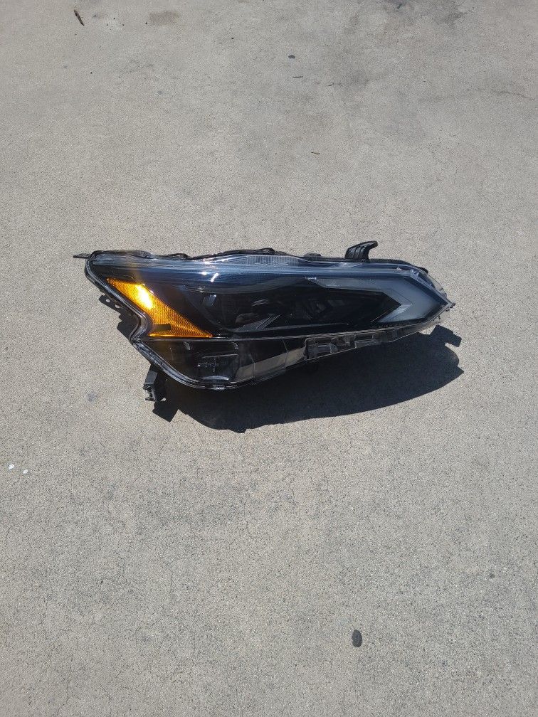 Right Side Nissan Altima Headlight