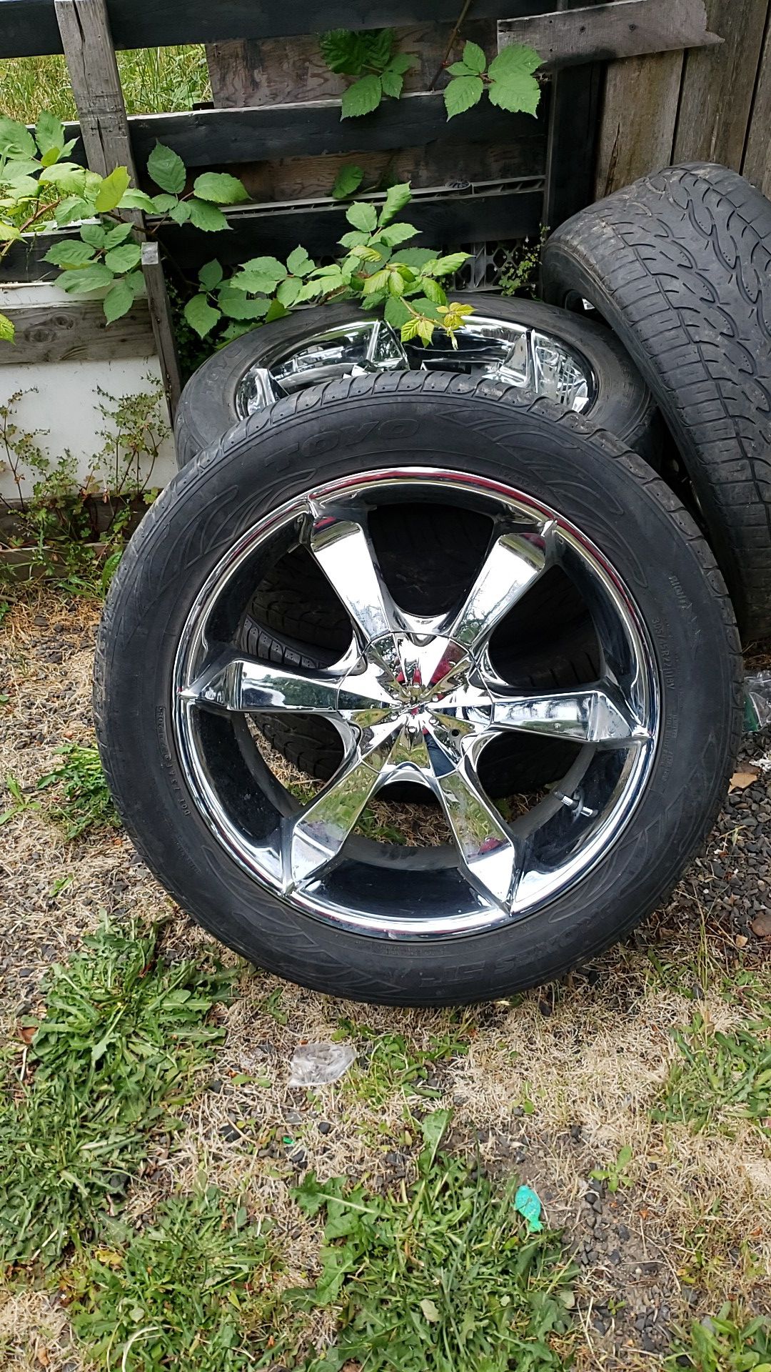 Set of 4 D.O.A. chrome 22in rims. ( tires not included)