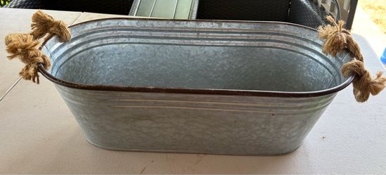 Galvanized Metal Tub with Rope Handles. Read description 1st