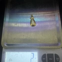 10k gold  pendant