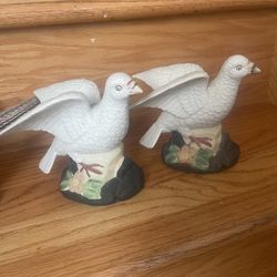 Porcelain PAIR OF VINTAGE 1970'S WHITE DOVE FIGURINES in great condition, price for both