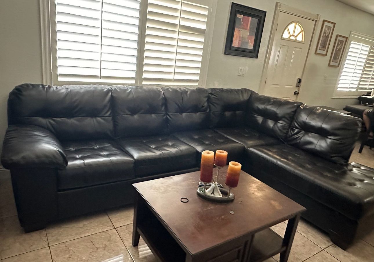 Two Pieces Sectional With Chaise 