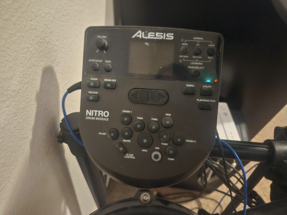 Alesis electronic drum set 8 pieces with headphones in great  condition!
