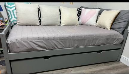 Day bed with trundle in grey wood. Excellent condition (no mattress)
