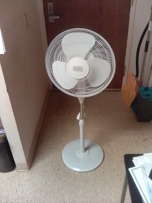 Pedastal Fan By Black & Decker / Very Clean