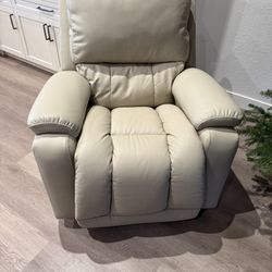 Brand new La-Z-Boy Electric Recliner Chair Paid $2,775 