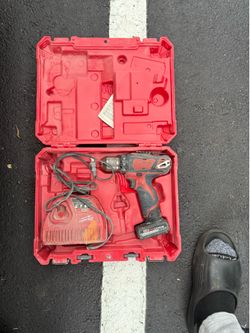 Milwaukee compact screw driver drill with battery and charger 80$ in box