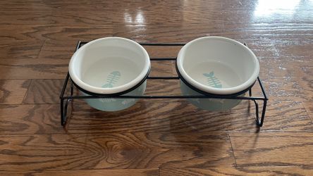 Ceramic pet bowl with metal stand