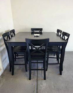 Table & 6 Chairs (Great Condition)