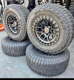 Vendo Rines nuevos 17 x 9 para Toyota Tacoma y Chevy Silverado con llantas 285 70 17