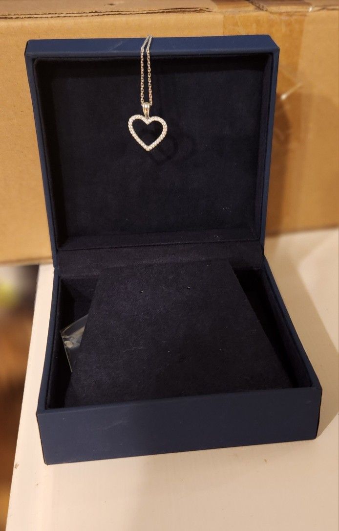 Round Brilliant 0.20 ctw VS2 Clarity, I Color Diamond 14kt White Gold Heart Pendant