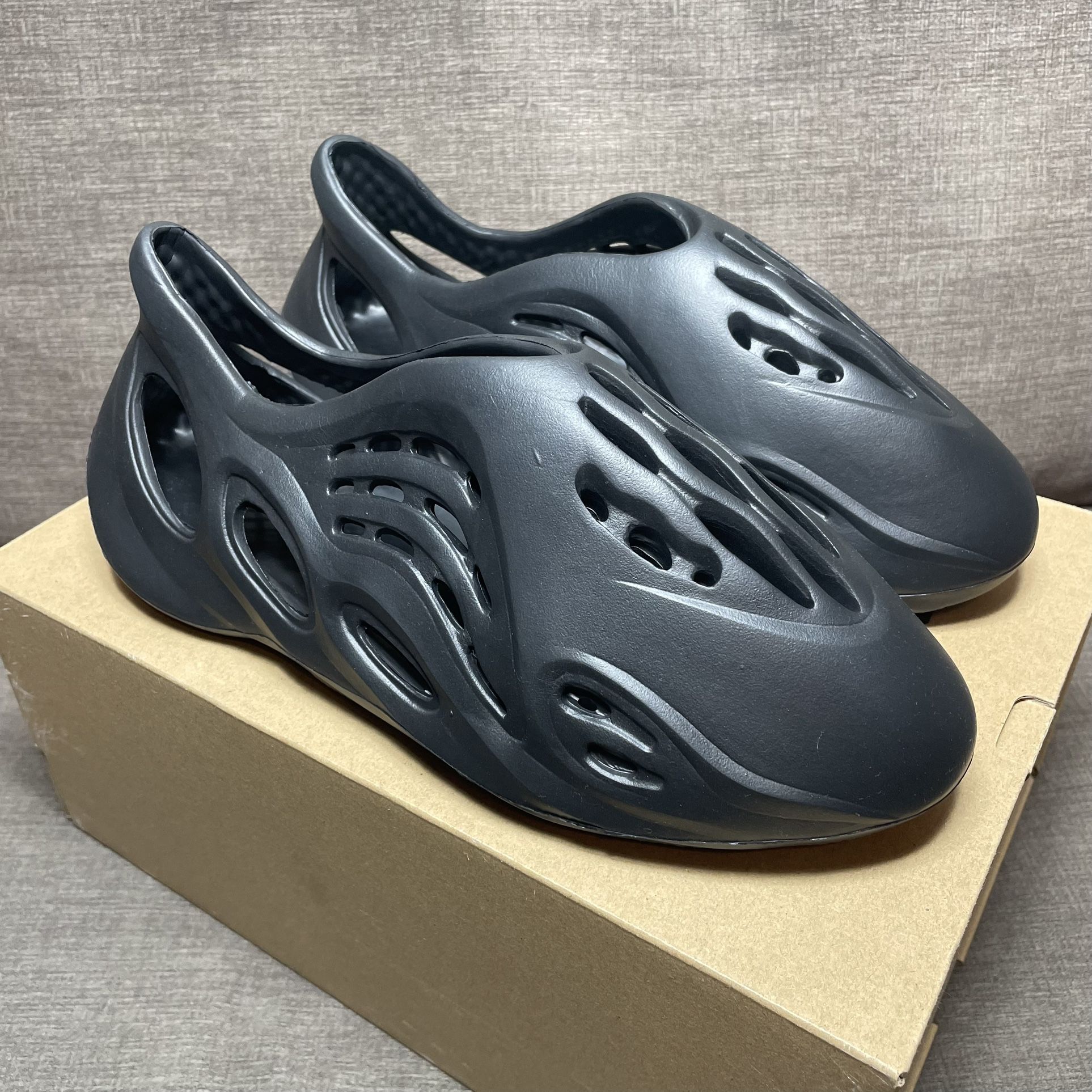 Yeezy Foam Runner Mineral Blue Size 10