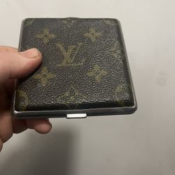 louis vuitton metal cigarette case Cigarettes A new modern motif has been lasered on the metallic plaque hiding the credo humidificator and on the removable wooden tray. Metal Cigarette Louis Vuitton Cigarette