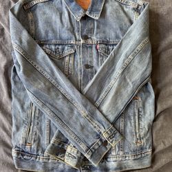 Levi's denim jacket sz medium #denimjacket