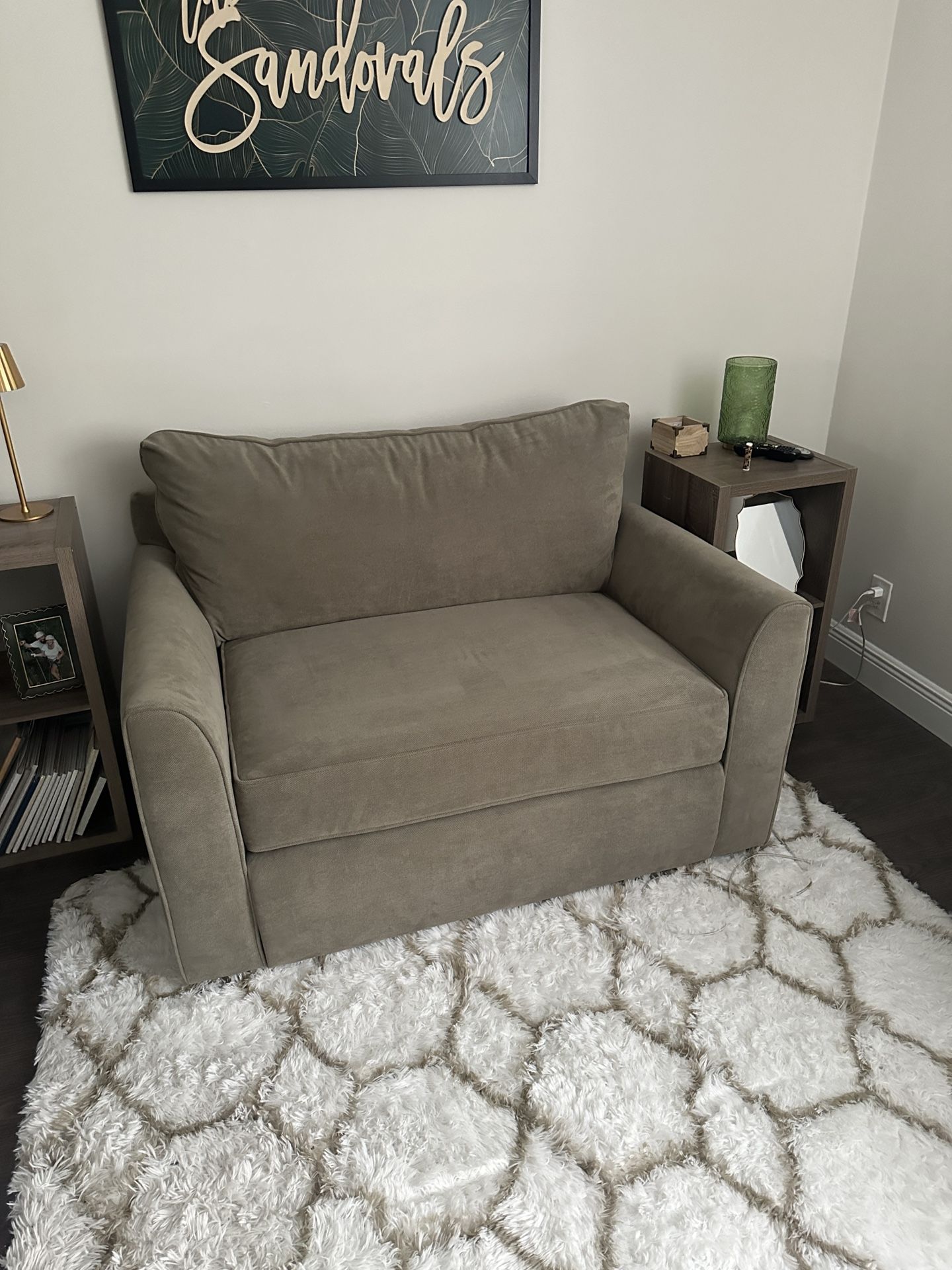 Single Person Pull-Out Couch (Kevin Charles)