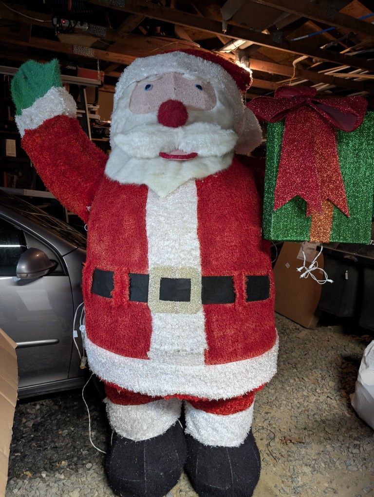 7ft Santa Holding present
