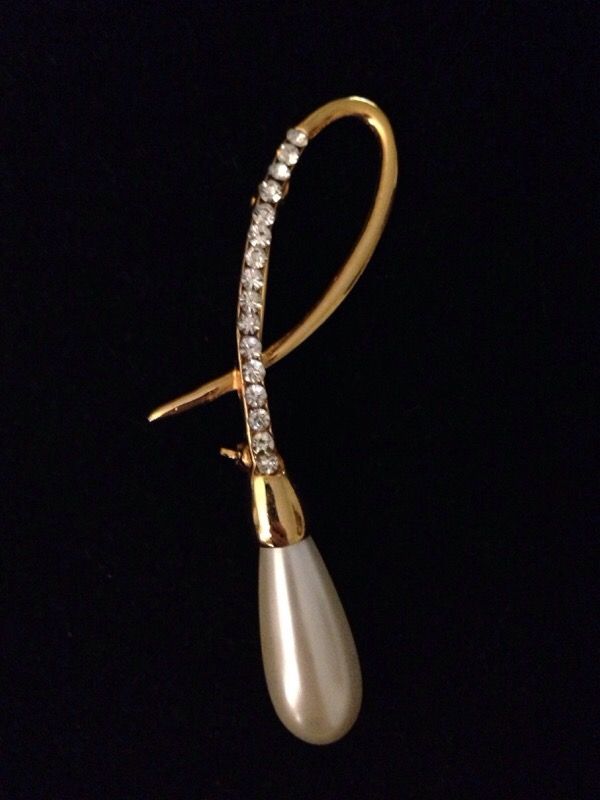 Gold peral brooch