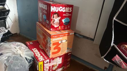 Baby clothes/diapers