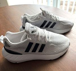 Women's ADIDAS Size 6 - SWIFT RUN 22 W (NEW)