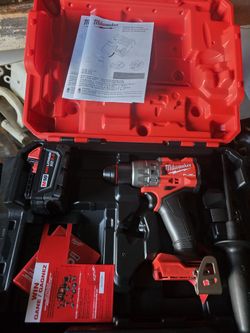 Milwaukee Hammer Drill/Driver w/ 5.0 Ah Battery 2904-22