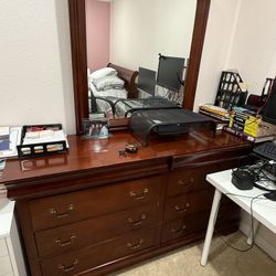 Dresser With Mirror 