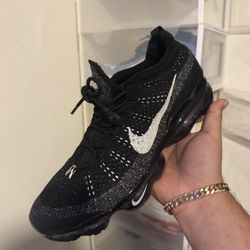 NIKE Mens size Shoe 9.5/10 Us