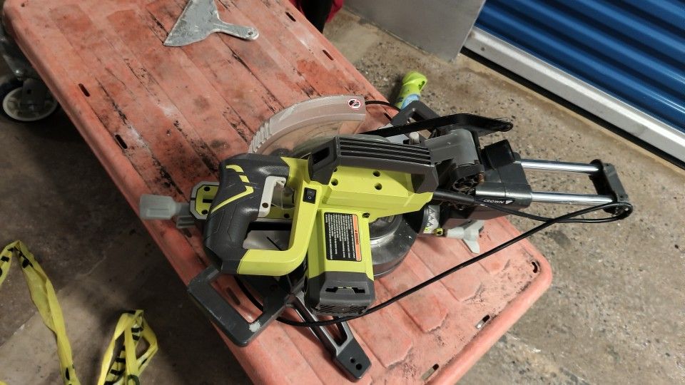 Ryobi 7-1/4' Sliding Double Bevel Moulding Miter Saw