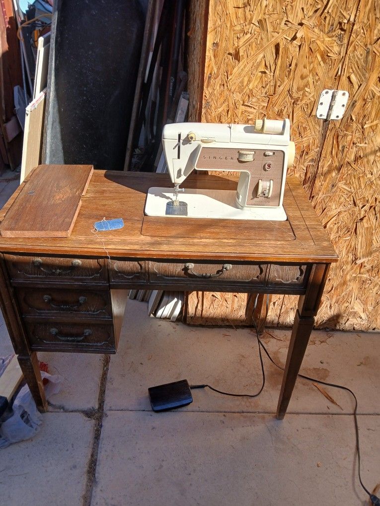 Singer Deluxe Zig-zag Sewing Machine/ Model 758