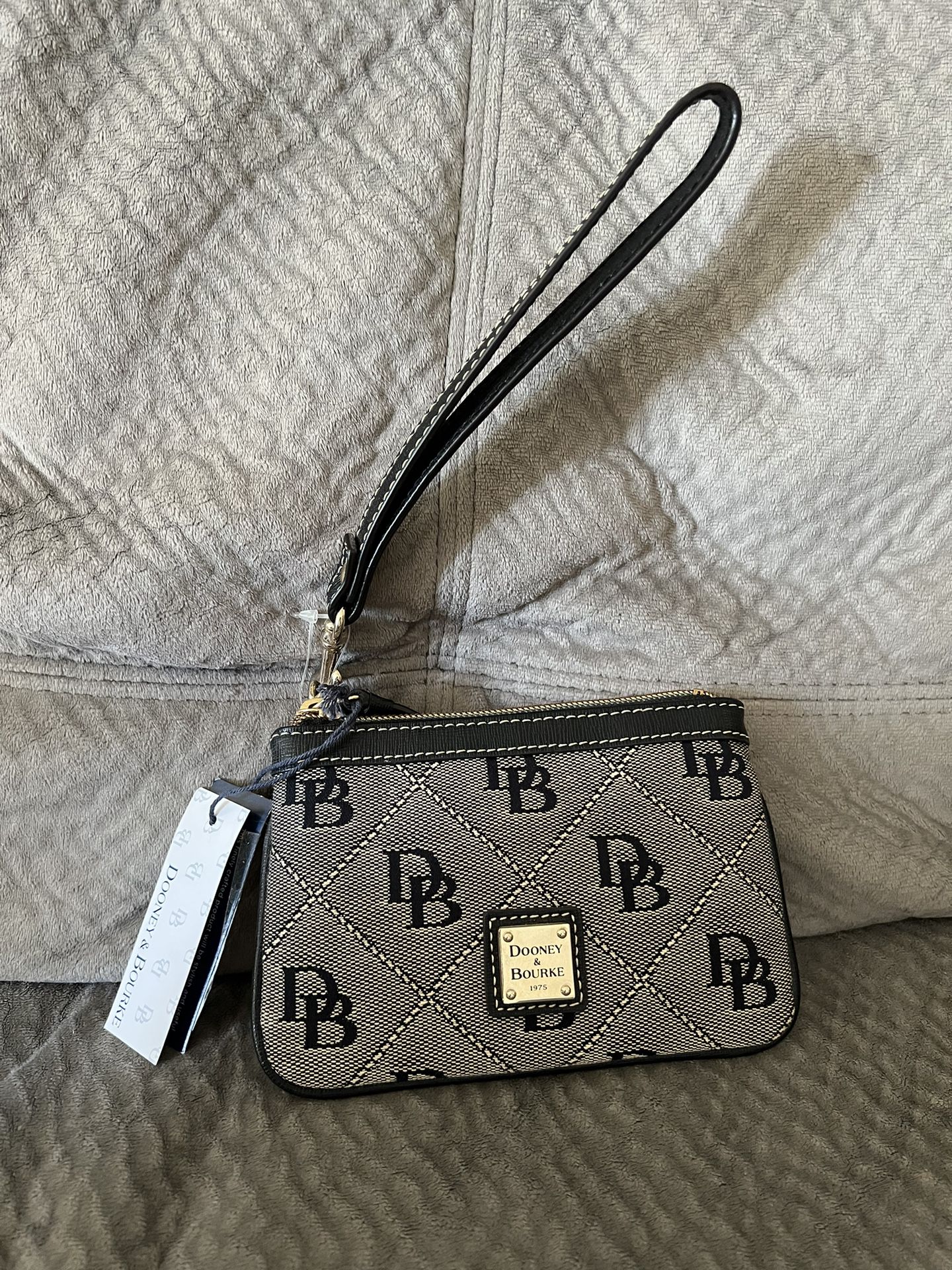 Brand New Dooney & Bourke Wristlet - PICKUP IN AIEA - I DON’T DELIVER - PRICE IS FIRM - NO LOW BALLERS 