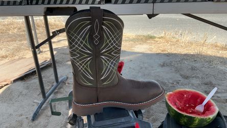 Men ariat work boots in size 8D