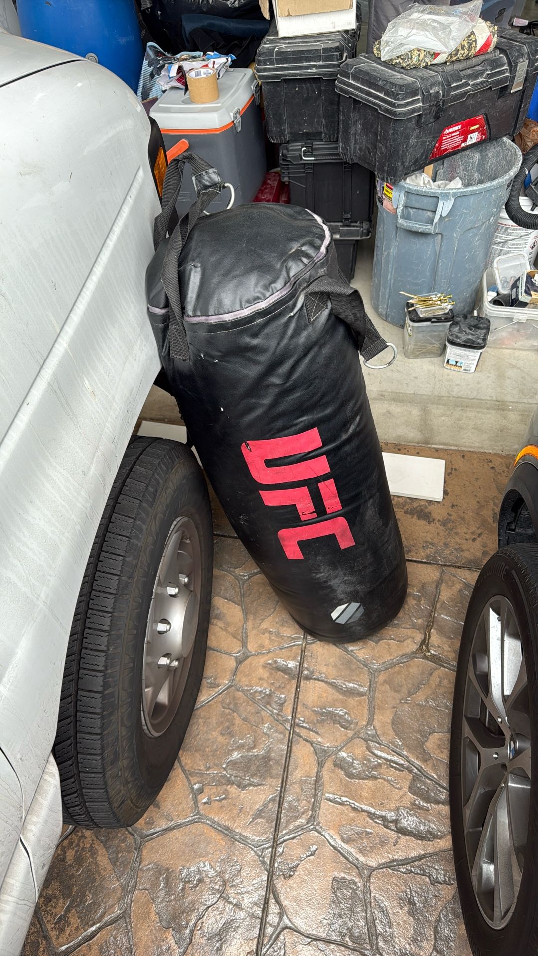 UFC PUNCHING BAG 100 POUND