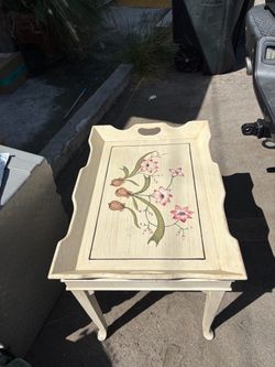 Coffee table with removable tray