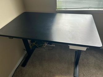 Adjustable standing desk